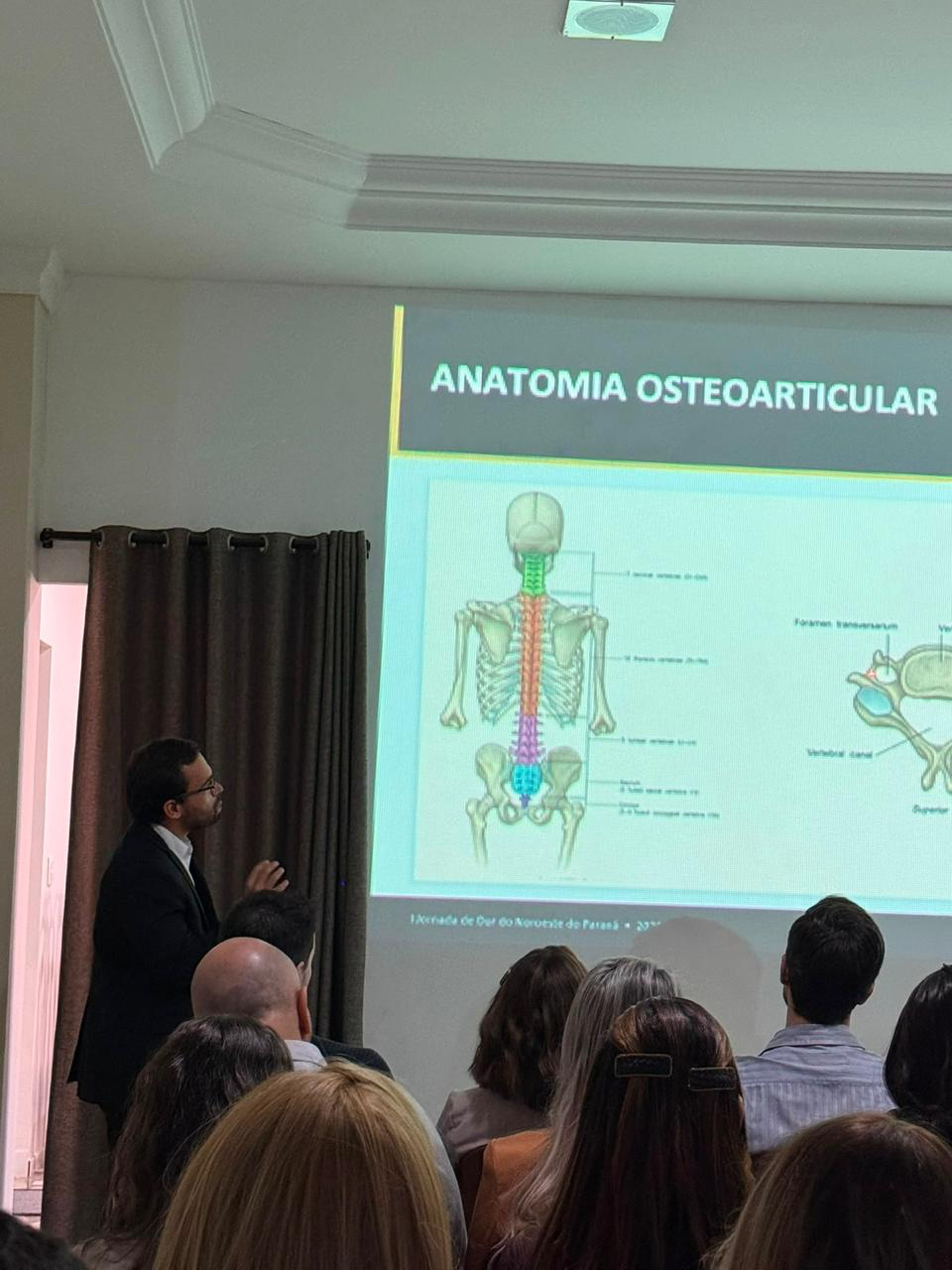 Dr. Messias Pacheco durante uma aula de anatomia para estudantes